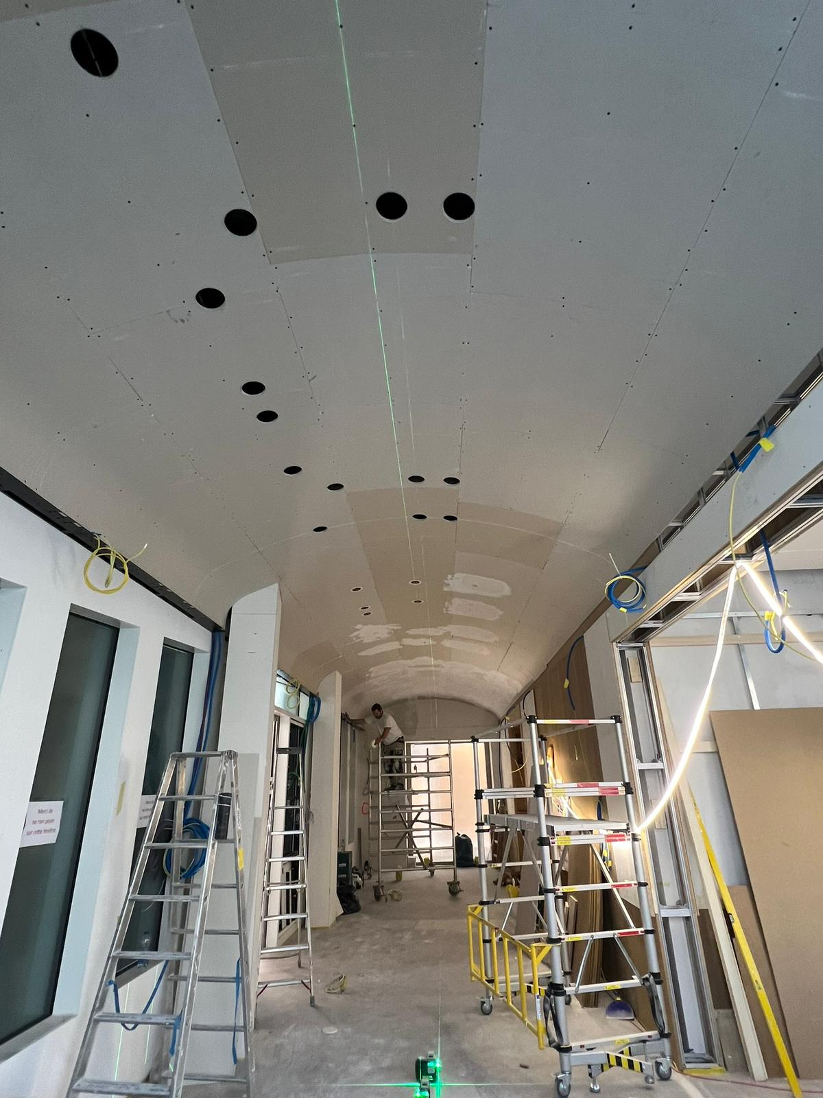 Pendant les travaux du plafond technique